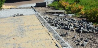how to remove polymeric sand from pavers